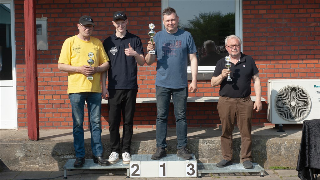 Heino Mejer øverst på podiet med Søren Bøgeskov og Jens Fisker på 2. pladsen og Kurt Mejer på en flot 3. plads i klasse 7B.
(Foto: rallypics.dk / Viggo Johansen)